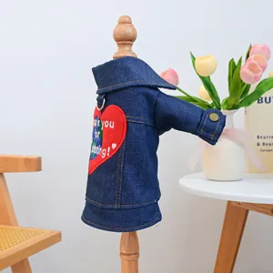 Detail der Hunde-Jeansjacke mit Herz-Stickerei und Thank You For Existing Schrift