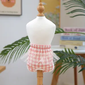 Pantaloni protettivi per animali a quadretti rosa e bianchi con pizzo in rete e fiocco