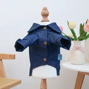 Detailaufnahme des dunkelblauen Hunde-Jeanshemds mit Metalldruckknöpfen und Weblabel