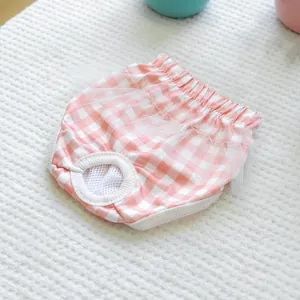 Pantaloni igienici a quadretti rosa per cani con pizzo bianco e foro per coda in rete