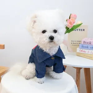 Detailansicht der süßen dunkelblauen Hunde-Jeansjacke mit orangefarbenen Nähten und Knöpfen