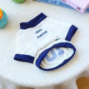 Dettaglio di t-shirt bianca a nido d'ape per animali con stampa GOAL HUNTER e bordi blu