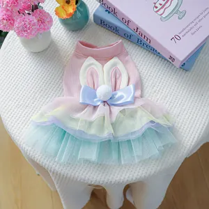 Détail de la robe rose pour animaux avec oreilles de lapin et jupe en tulle coloré