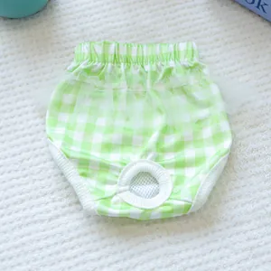 Dettaglio dei pantaloni igienici per cani a quadretti verdi con pizzo e rete