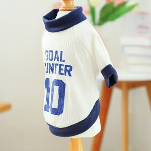 Dettaglio gilet bianco nido d'ape per animali con bordi blu e stampa Goal Hunter 10