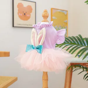 Détail du haut en tricot lilas avec jupe en tulle rose et nœud à paillettes brillant