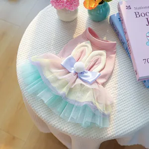 Détail d'une robe pour animal rose avec jupe en tulle arc-en-ciel et oreilles de lapin