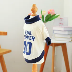 Dettaglio del gilet sportivo per animali con stampa Goal Hunter su tessuto morbido per cani