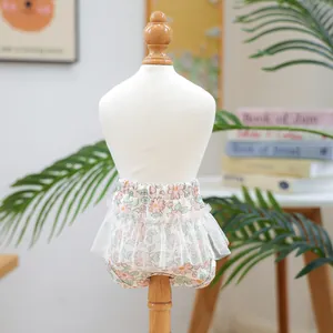 Dettaglio di pantaloni tutu rosa a fiori per animali con pizzo bianco su modello