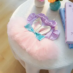 Détail d'une robe pour chien en tulle rose avec nœud pailleté bleu et oreilles de lapin