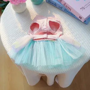 Détail de robe rose tricotée pour chien avec plusieurs couches de tulle bleu Tiffany