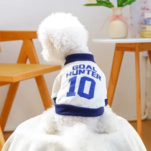 Dettaglio di un cane con gilet da calcio GOAL HUNTER 10 in un accogliente ambiente domestico