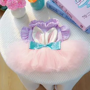 Gros plan d'une robe de princesse pour animaux avec haut en tricot violet et jupe tulle