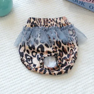 Dettaglio dei pantaloni per cani leopardati con bordo in tulle blu e fodera traspirante