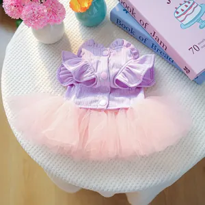 Détails de robe pour animaux avec haut lavande, boutons roses et jupe en tulle rose