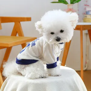 Dettaglio del gilet bianco per cani con stampa GOALER blu e bordi a costine