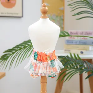 Dettaglio dell'abito estivo per animali con stampa tropicale e gonna in tulle bianco
