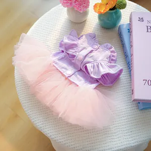 Détail d'une robe de princesse pour animaux, haut à volants violets et jupon en tulle rose