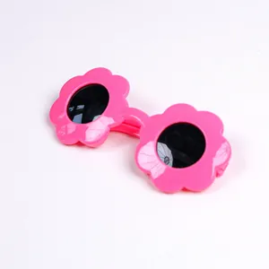 Occhiali da sole per bambini a forma di fiore rosa con lenti nere e montatura in plastica