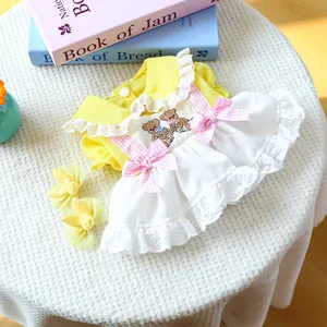 Detail van gele honden tutu jurk met kant, beertjesprint en bijpassende strik haarspelden