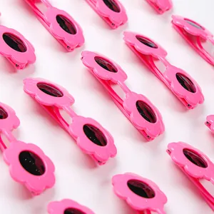 Dettaglio di occhiali da sole a forma di fiore rosa per animali o bambini in griglia