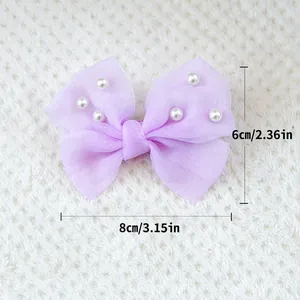Détails d'un nœud papillon lavande pour animaux avec perles blanches et dimensions 8x6cm