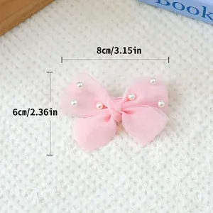 Nœud rose en organza pour petit chien avec perles, dimensions 8cm x 6cm en détail