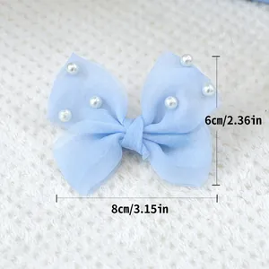 Détail du nœud en organza bleu clair avec perles pour animaux, mesurant 8cm par 6cm