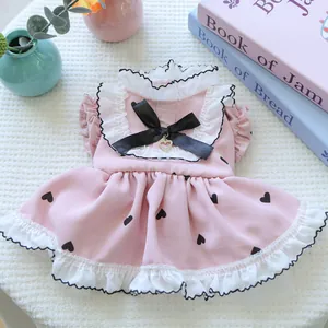 Dettaglio dell'abito rosa per animali con cuori neri e eleganti balze in pizzo