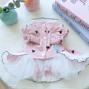 Dettaglio dell'abito rosa per animali con cuori neri e gonna in tulle bianco