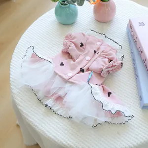 Dettaglio dell'abito rosa per animali con cuori neri e bordo in pizzo bianco