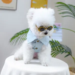 Close-up van een kleine hond met lichtblauw denim vest en luipaardprint zonnebril