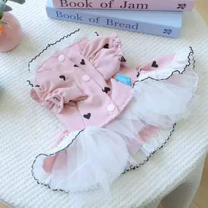 Dettaglio vestito rosa per animali con motivi a cuore e gonna tutu in tulle multistrato