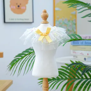 Bandana en dentelle pour animaux avec pois colorés et nœud papillon jaune pour chats
