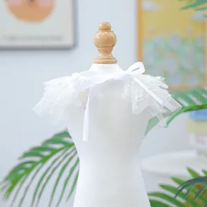 Bavoir détaillé en dentelle pour animaux avec broderie florale et nœud en ruban