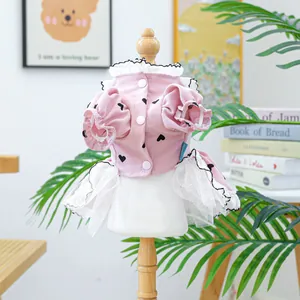 Dettaglio dell'abito rosa per cani con cuori neri e pizzo bianco sul manichino