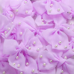 Gros plan de nœuds en mousseline lavande avec perles pour accessoires cheveux animaux et DIY