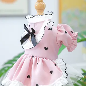 Dettaglio del vestito rosa per animali con cuori neri e colletto a volant