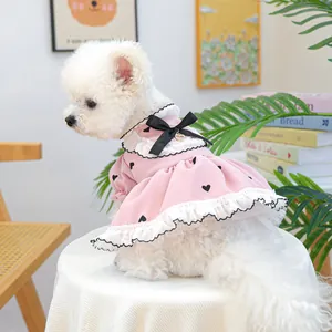 Dettaglio dell'abito rosa per cani con cuori neri e bordo in pizzo bianco fine