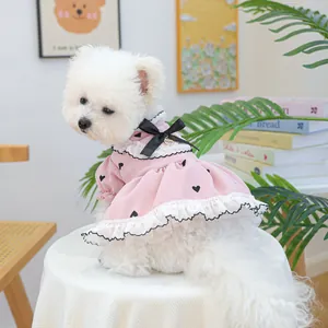Dettaglio del vestito rosa per animali con cuori neri e balze in pizzo
