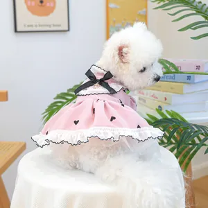 Dettaglio vestito rosa per animali con cuori, fiocchi neri e orlo a balze a doppio strato