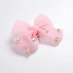 Détail du nœud rose en organza pour chien orné de perles blanches élégantes