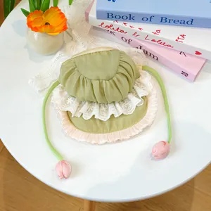 Détail d'un chapeau Lolita pour chien vert matcha avec dentelle et liens tulipes