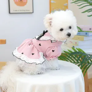 Dettaglio dell'abito rosa per cani con cuori, gonna in tulle e fiocco nero
