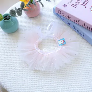 Détail du bavoir en tulle rose pour animaux avec motifs de cœurs blancs taille M