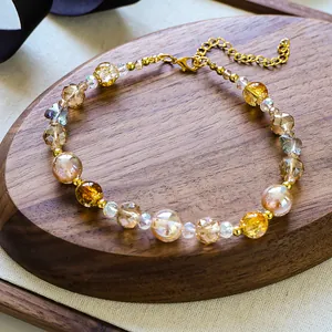 Vue détaillée du collier en cristal pour animaux avec fermoir doré et chaîne réglable