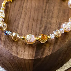 Vue macro d'un collier de luxe pour animaux avec perles de cristal et détails dorés