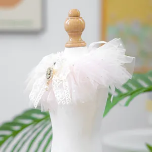 Détail du collier pour animaux en tulle rose multicouche avec camée vintage et perle