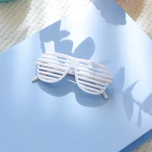 Witte shutter-bril voor kleine huisdieren op blauwe basis met schaduw van bladeren