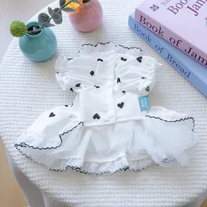 Dettaglio dell'abito per animali con stampa a cuori gonna in tulle e bottoni